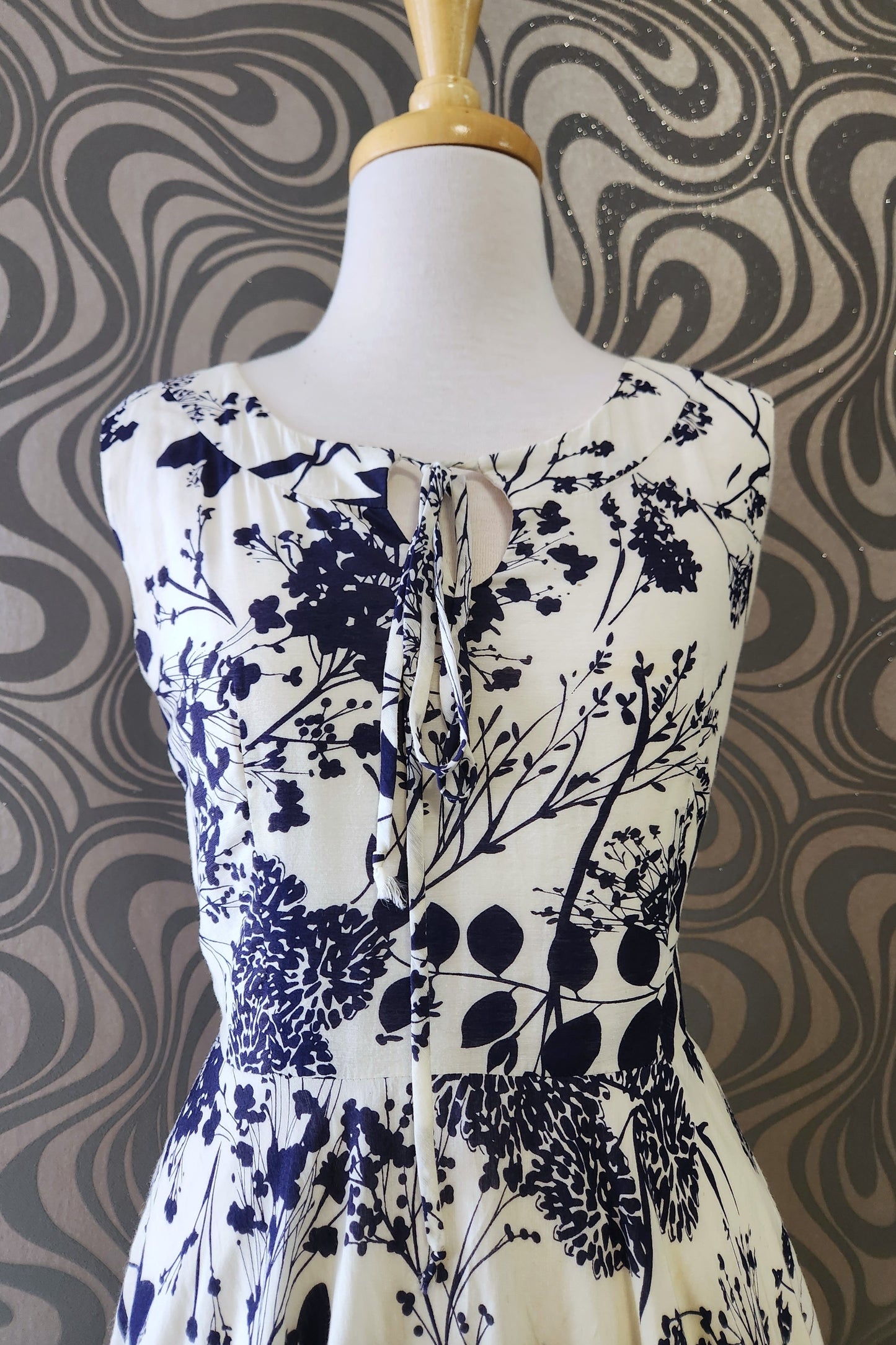 Navy n White Sleeveless Dress // Pre-loved